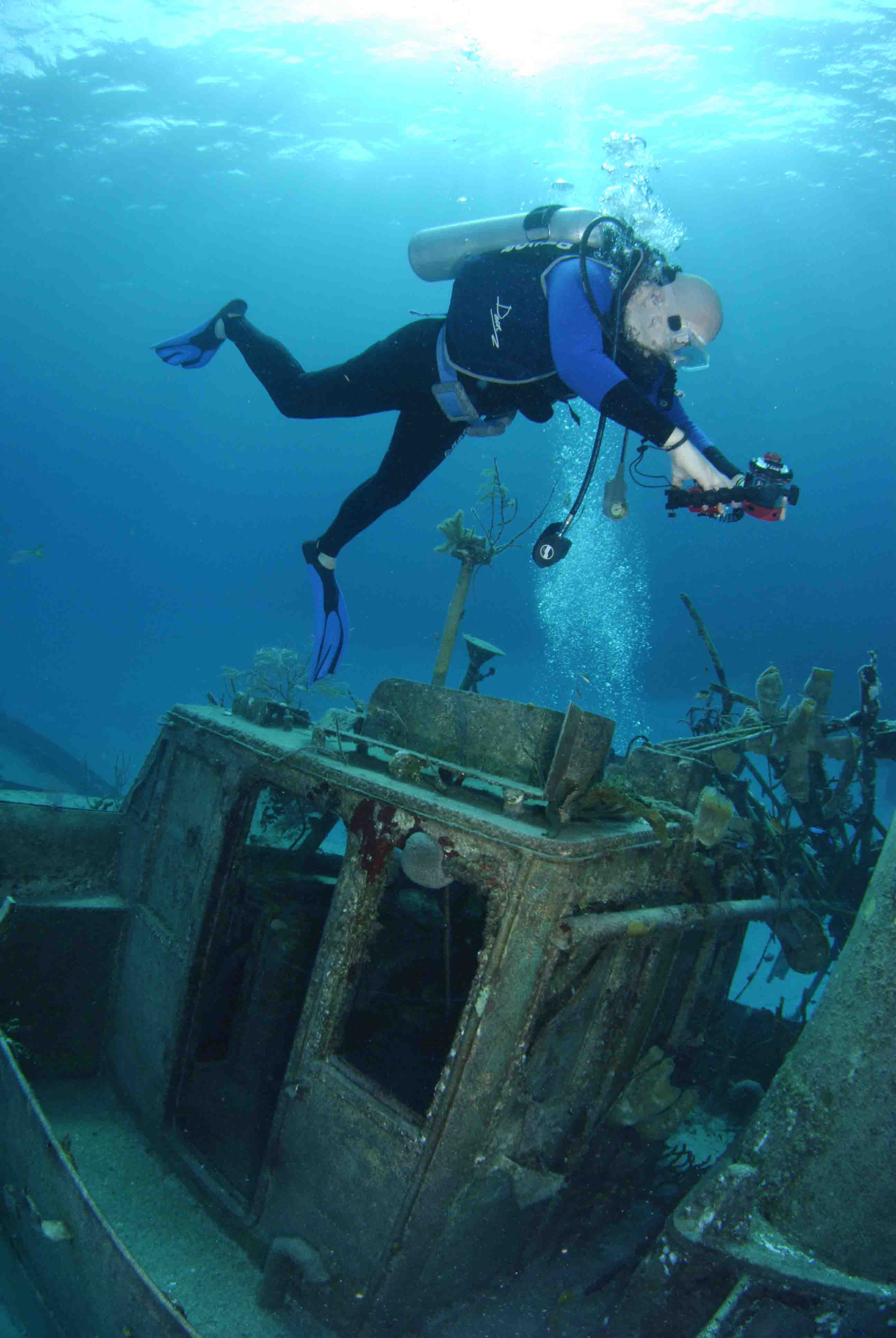 Dr Mark Photographing
      on Wreck from Thunderball movie